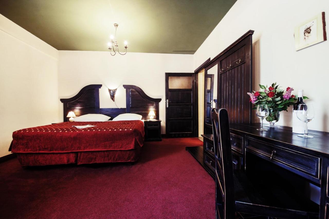 Hotel Kasztel Rzezawa エクステリア 写真