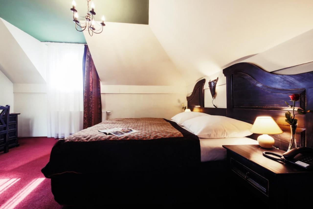 Hotel Kasztel Rzezawa エクステリア 写真