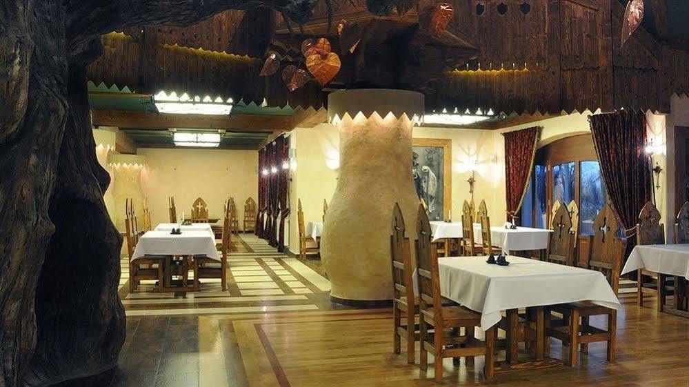 Hotel Kasztel Rzezawa エクステリア 写真